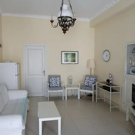 Paroikia Apartman *